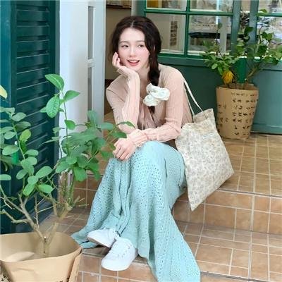使用下方 20 个影片名，按顺序一一对应，不要改动片名文字，只根据片名和括号内类型提示来虚构全新的故事内容： 无处逢生 大贵族：回醒 枪炮腰花 永远闪耀 军妓残酷史 我的英雄学院第三季 树篱女巫 傻呼噜大闹金喳喳 40 地平线系列：太阳系的秘密 我要一个家 侵入者 人工进化 南波万的聚会 蝴蝶梦: 梁山伯与祝英台 泰坦城 一缕温情 翠堤春晓 饿虎狂龙 我的废柴超能力