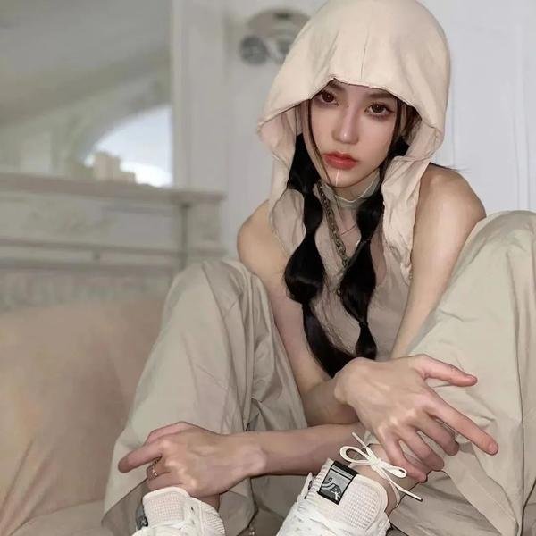 濠河边上的女人